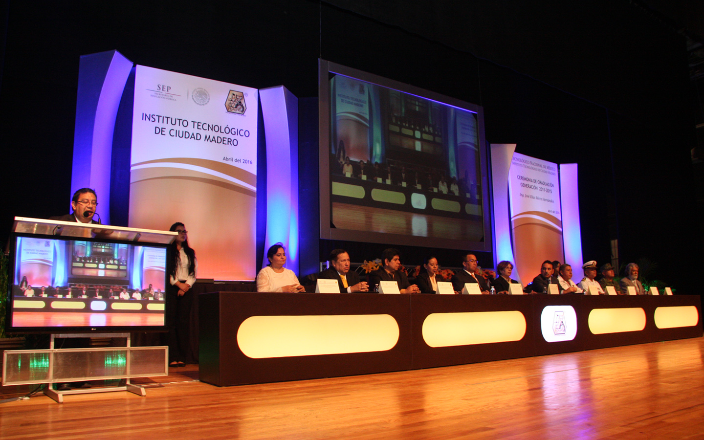 11-renta-luces-iluminacion-para-graduaciones-congresos-convenciones-conferencias-escenarios-en-tampico