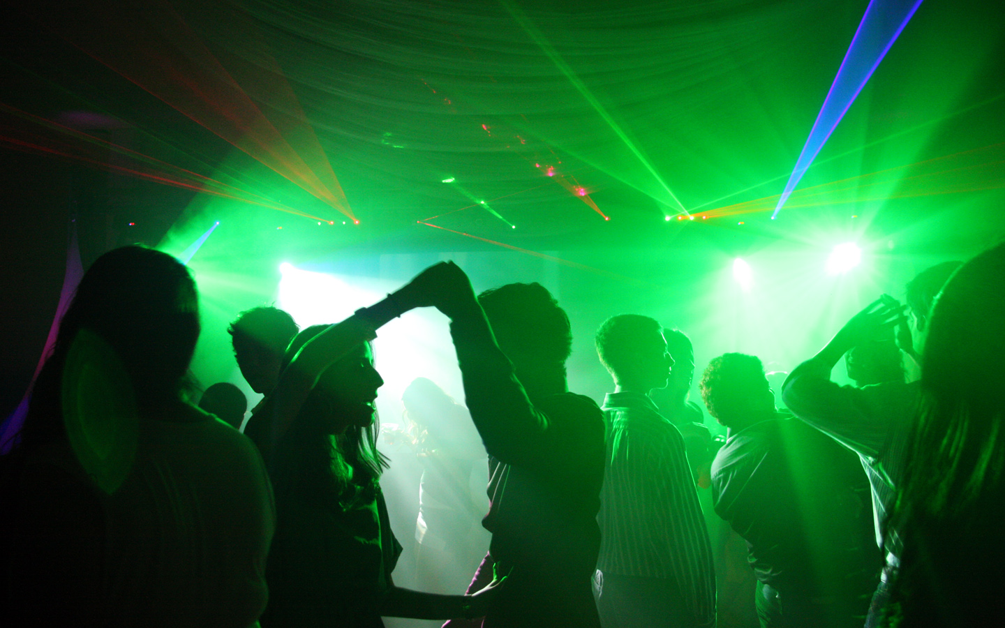 59-renta-luces-iluminacion-torres-luz-negra-fosforescente-niebla-humo-eventos-efectos-especiales-fiestas