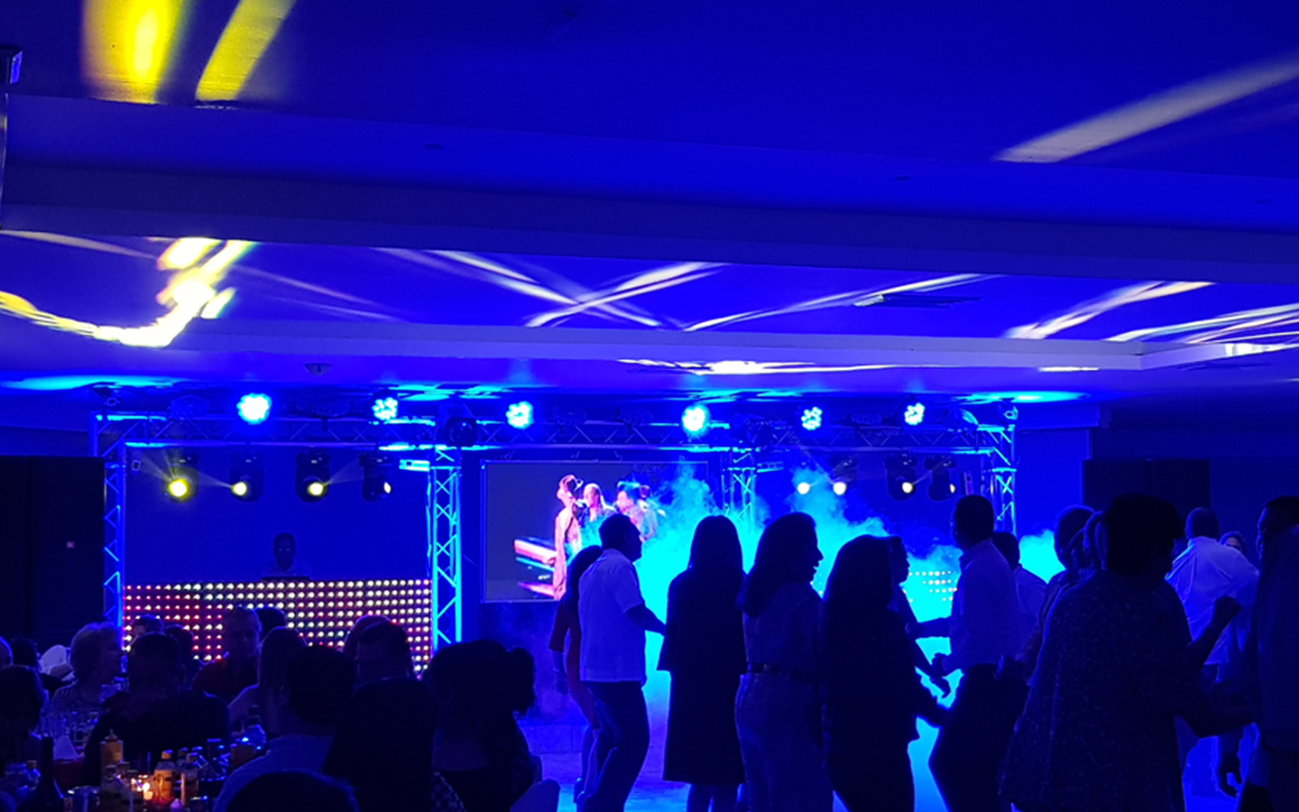 61-renta-luces-iluminacion-show-arquitectonica-decorativa-para-fiestas-graduaciones-xv-anos-bodas-escenarios-en-tampico.